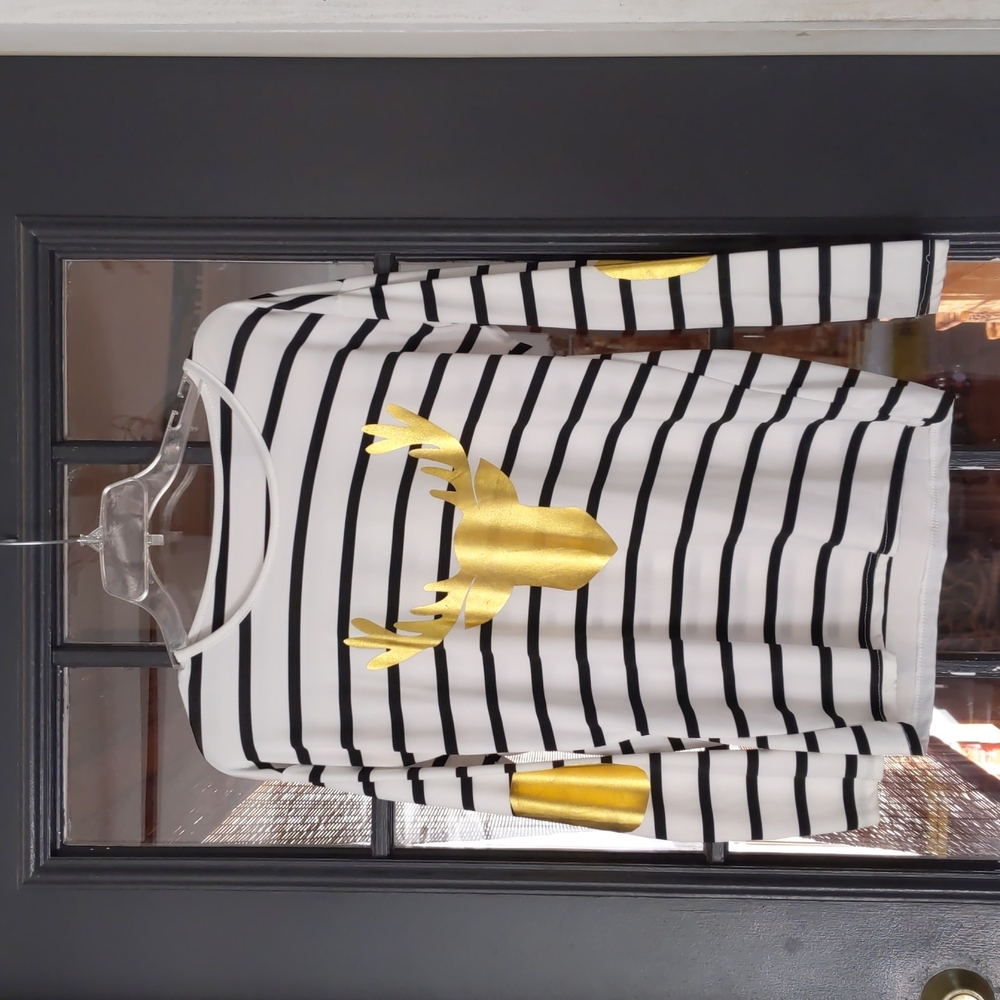 Knit long sleeve shirt with gold deer and hold elbow patched